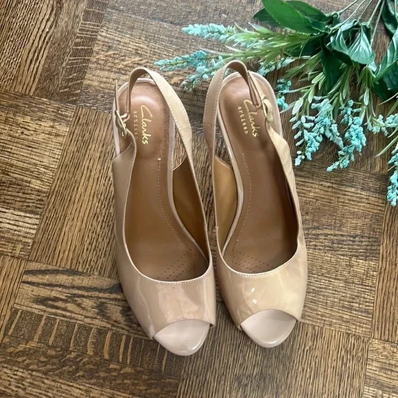 CLARKS Artisan Beige heels - Picture 1 of 9